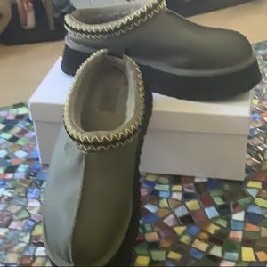 UGG size 7 Platforms
